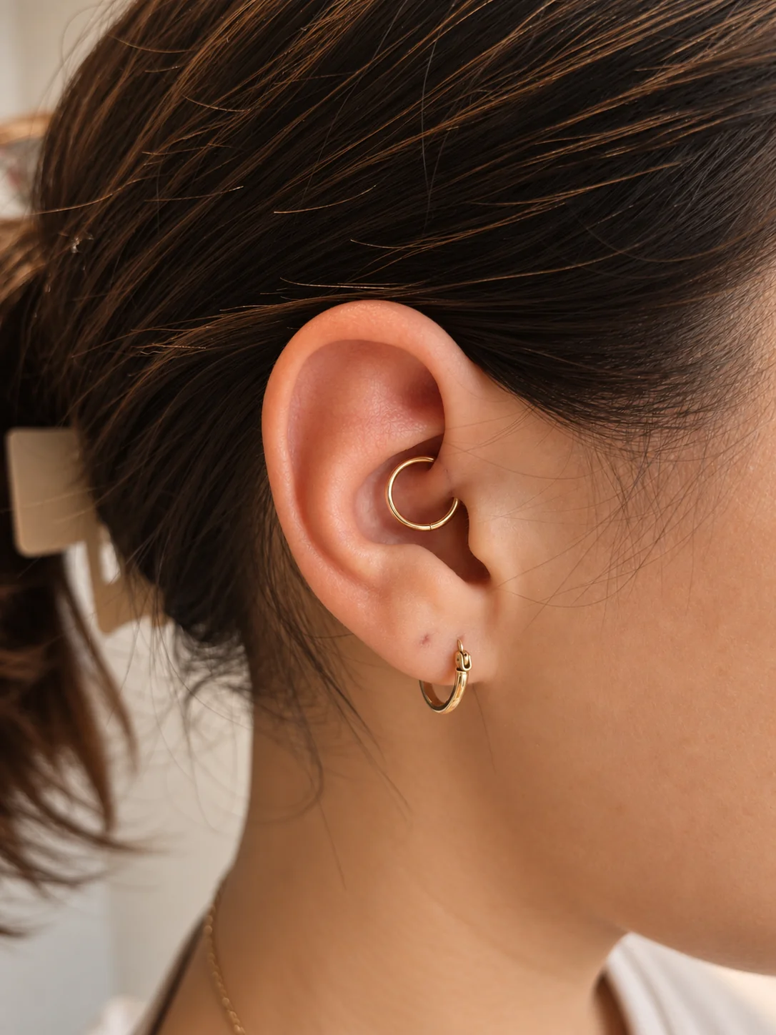 Færdig Daith piercing med titaniumsmykke